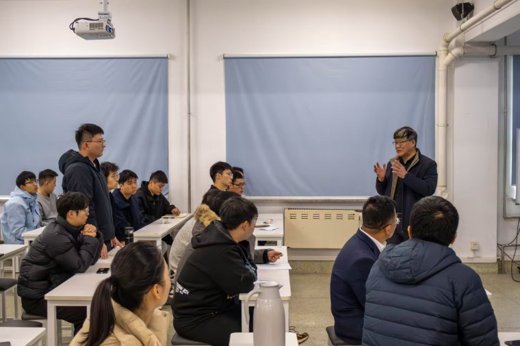 哈尔滨工业大学赵杰教授来我校作“机器人当前形势与发展重点”专题讲座2.jpg